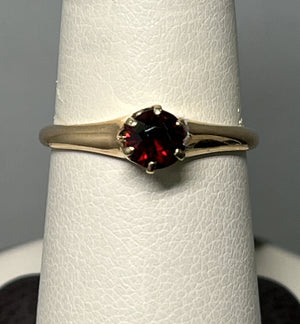 Vintage 14 Karat Yellow Gold Garnet Ring