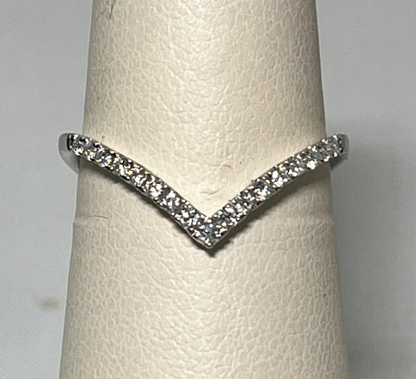 Vintage Inspired 14 Karat WG "V" ring