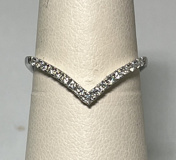 Vintage Inspired 14 Karat WG "V" ring