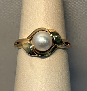 Vintage Pearl ring in 10 Karat Yellow Gold Setting