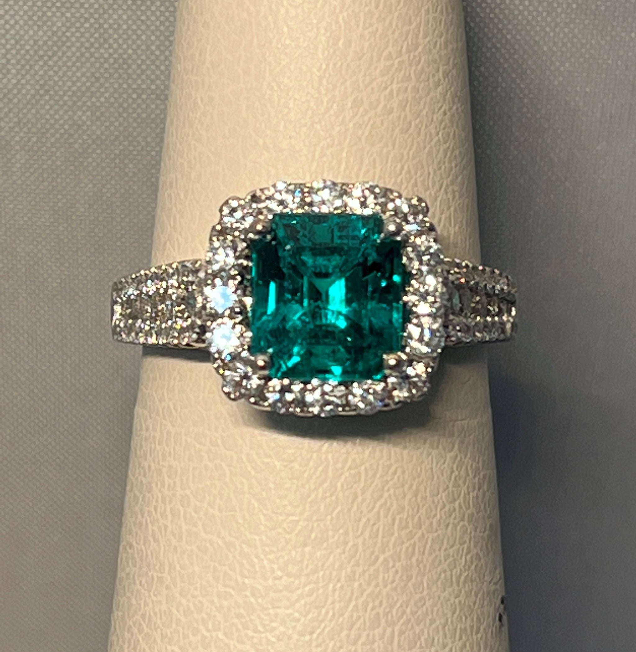 18ct white gold emerald and diamond ring Clearance