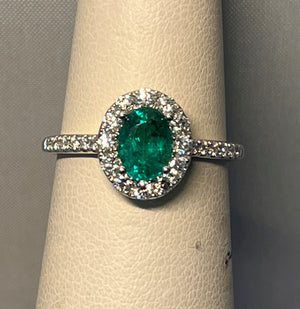 18 Karat white gold pretty Emerald and diamond ring