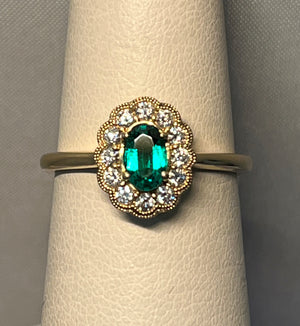 Very Pretty Emerald Ring with Scalloped Diamond Halo