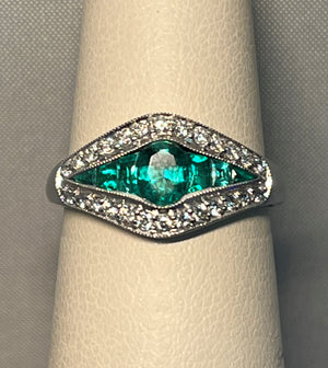Beautiful 18 Karat White Gold Deco inspired Emerald and Diamond Ring