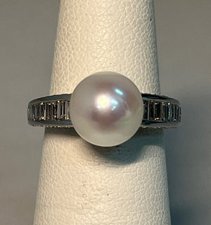 Sale! Beautiful Pearl Ring with Baguette Diamonds
